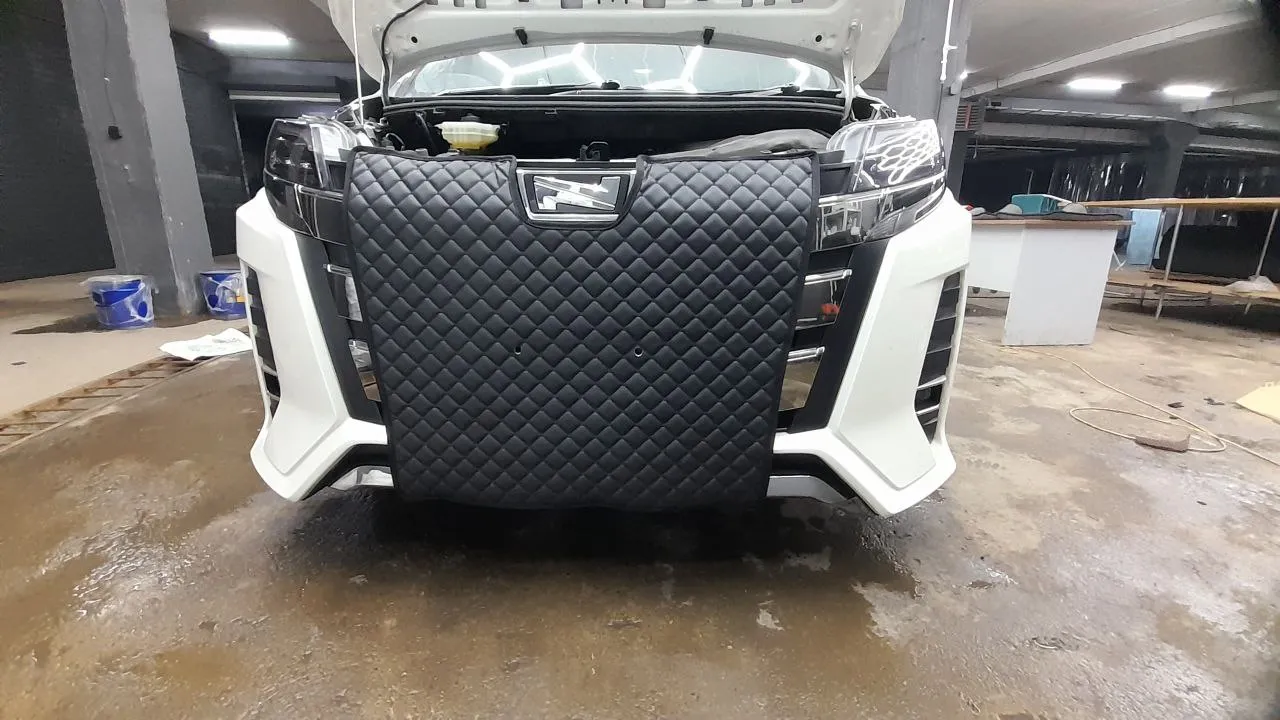 Утеплитель решётки радиатора на Toyota Noah — вид установленного изделия
