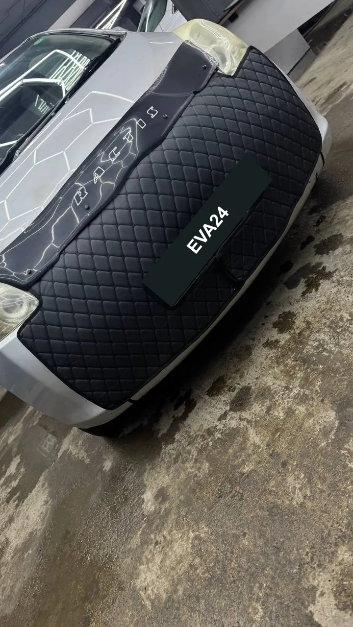Чехол решётки радиатора Toyota Ractis 2008 — другой ракурс
