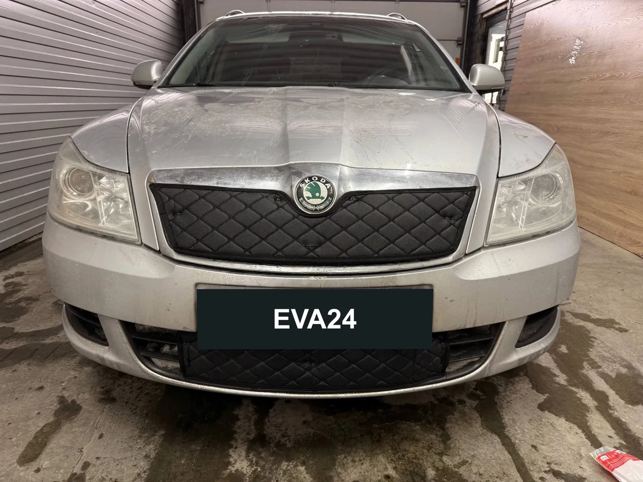 Утеплитель решётки радиатора на Skoda Octavia — вид установленного изделия