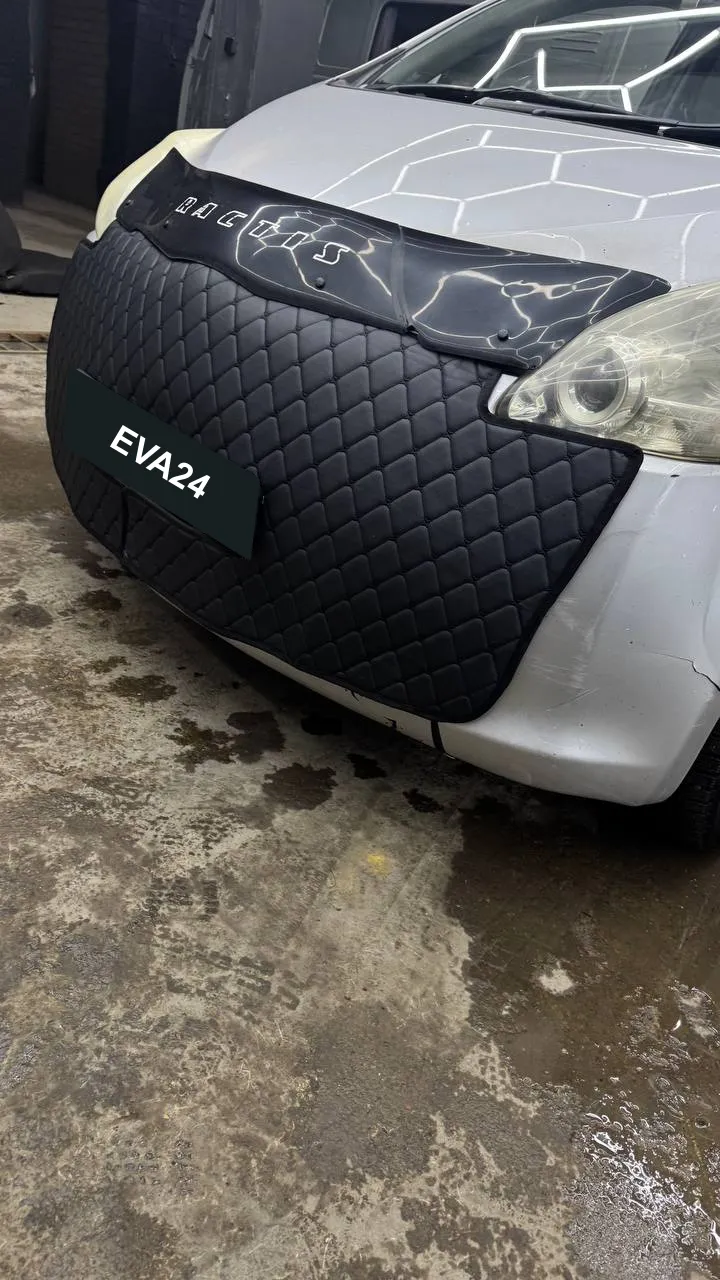 Передняя часть Toyota Ractis 2008 с установленным зимним чехлом