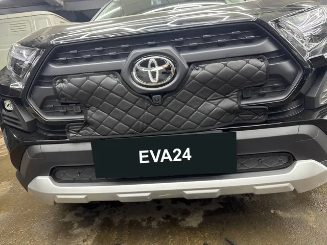 Утеплитель решётки радиатора на Toyota RAV4 2025 — вид установленного изделия