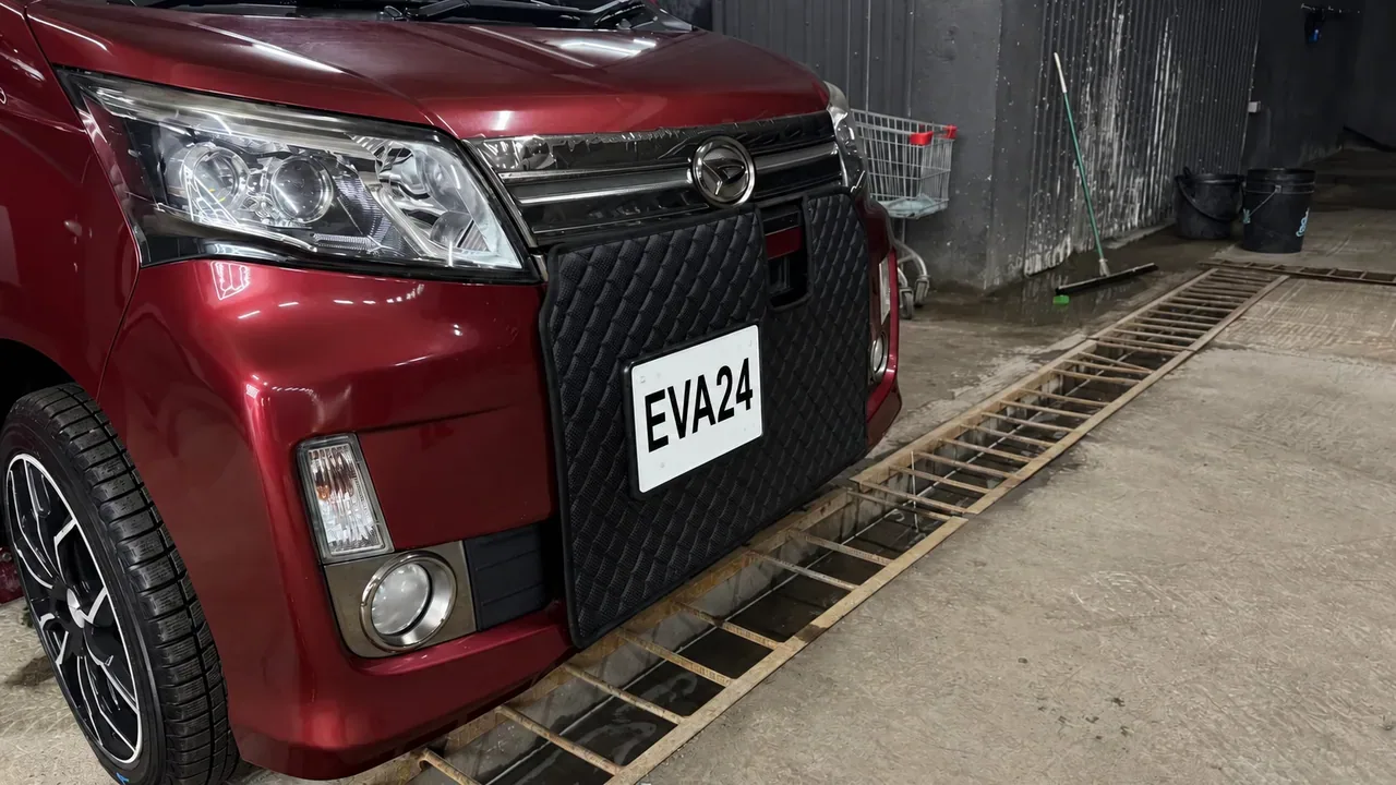 Зимний чехол решётки радиатора из экокожи на Daihatsu — вид под углом слева