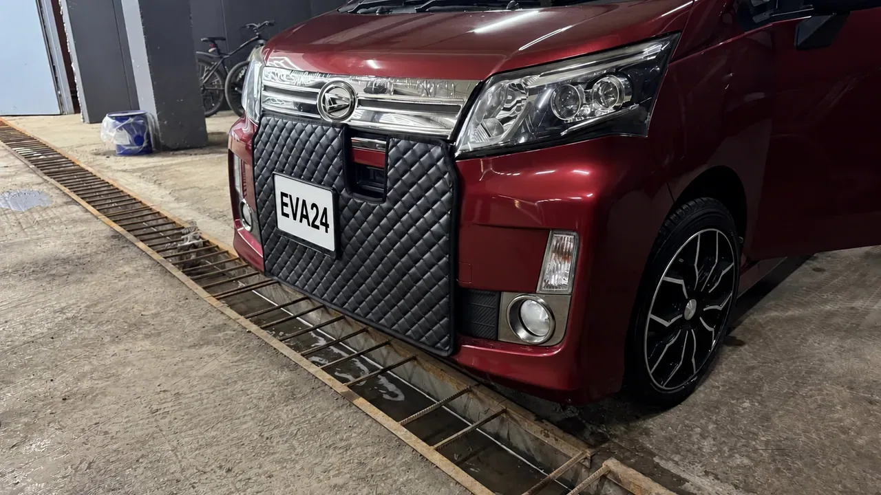 Зимний чехол решётки радиатора из экокожи на Daihatsu — вид под углом справа