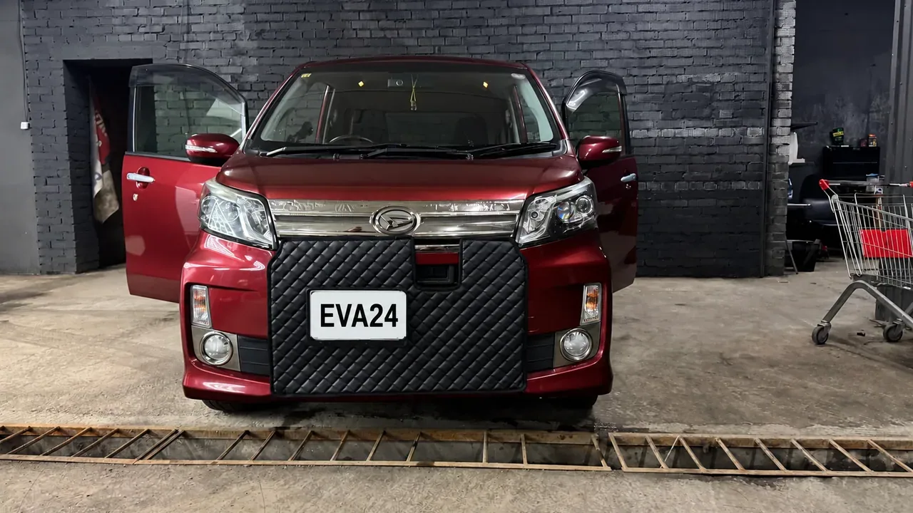 Зимний чехол решётки радиатора из экокожи на Daihatsu — вид спереди